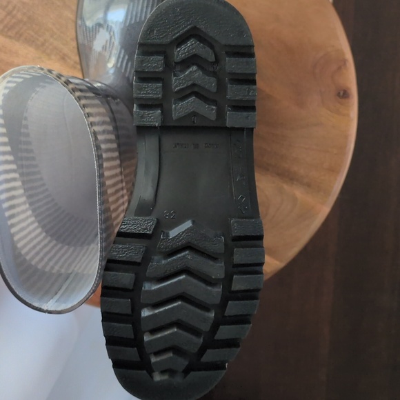 Burberry Large Chec Rain Boots, worn once. Made in Italy - size 38.  Size 8 U.S. - Picture 6 of 7